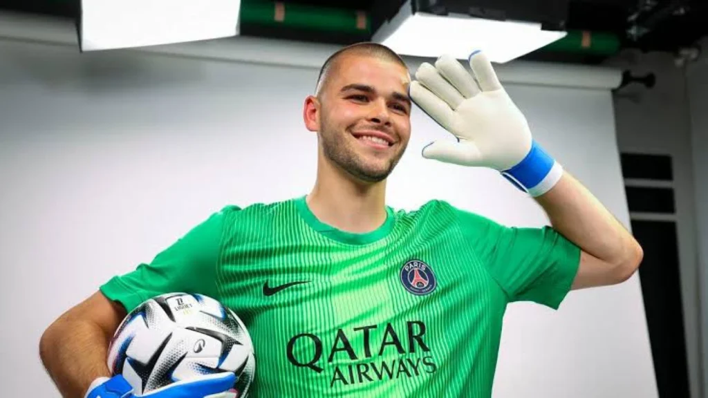 PSG Resmi Rekrut Lucas Chevalier: Era Baru di Lini Penjaga Gawang