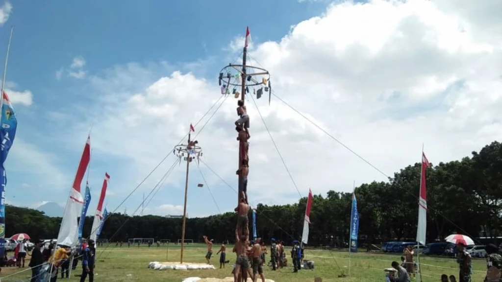 Lomba Panjat Pinang: Tradisi Unik yang Mencerminkan Nilai Kebersamaan dan Perjuangan